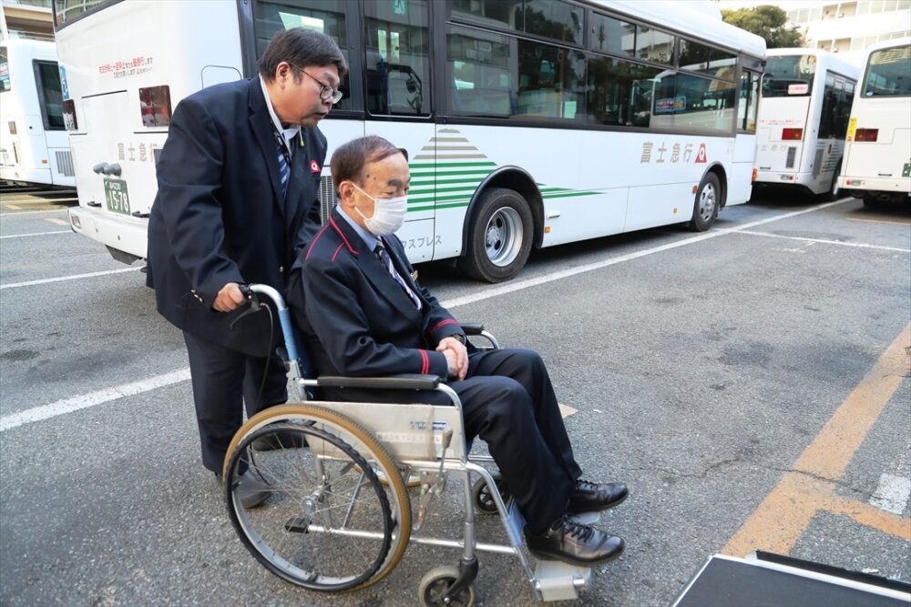 井上教官を乗客に見立ててバスに乗せる