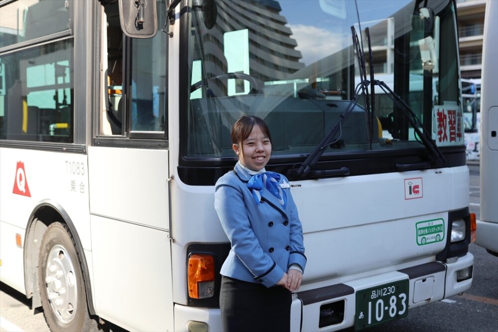 ガイドさんが車内でカメラを抱えて動きまわる！