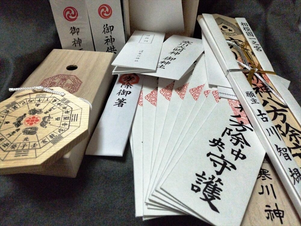 箱の中身は数々の神札や御守がたくさん
