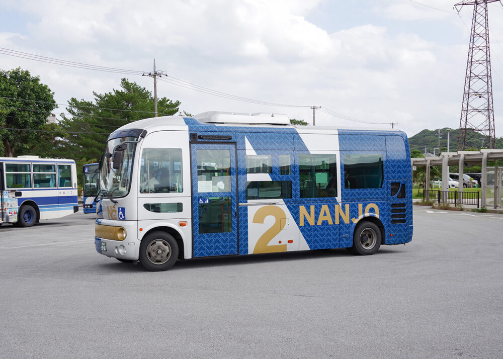 南城市役所を拠点にするNバスの主力車両・日野ポンチョ