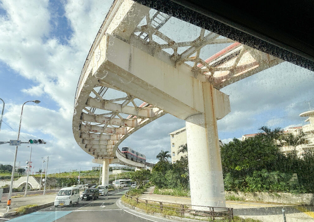 沖縄都市モノレールの軌道が見えると、那覇に戻ってきた実感がわく