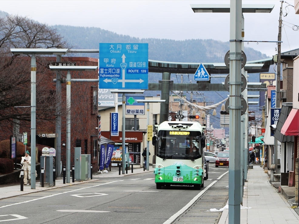 定刻でバス停に近づいてくる自動運転バス