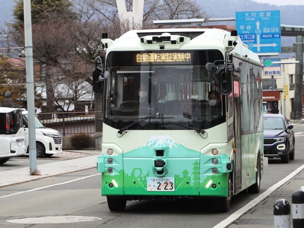 この後バス停にピタリと停車する！