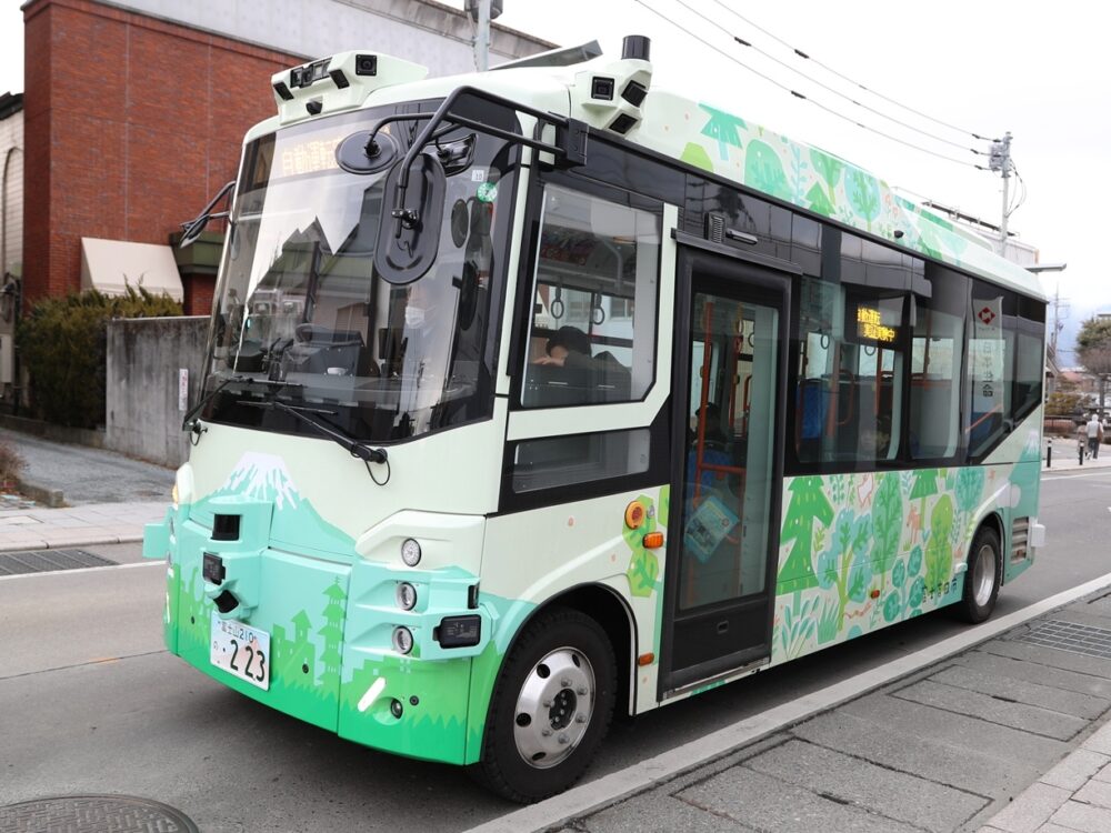 初期の自動運転バスよりもスッキリしたセンサー類