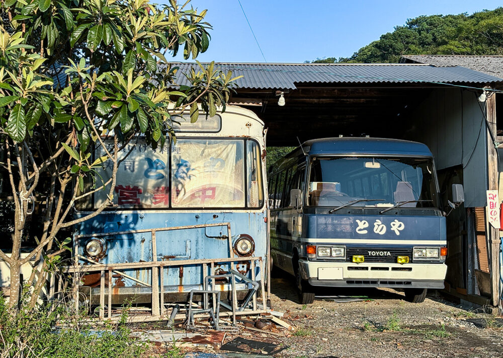 あの名車・トヨタ2000GTと同期!?　道の片隅でひっそり佇む「廃バス」のプロファイルが凄すぎた