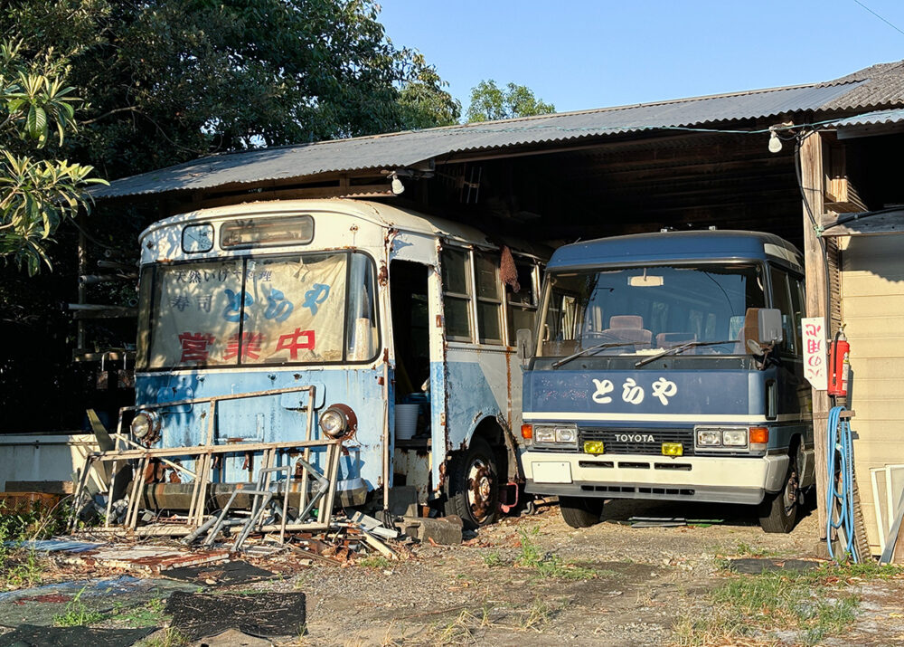 2代目トヨタ・コースター（右）の隣に置かれたこの路線車は!?