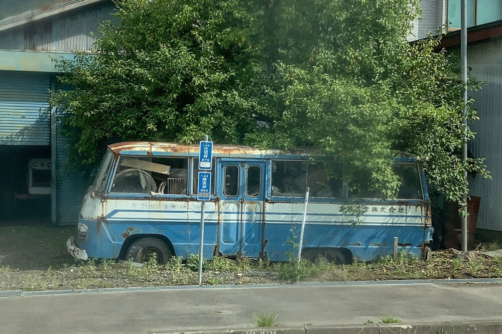 バスで移動中に目撃した気になる廃車体