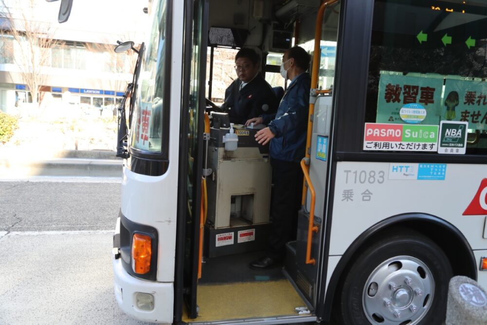 バス停で教官から指導を受ける