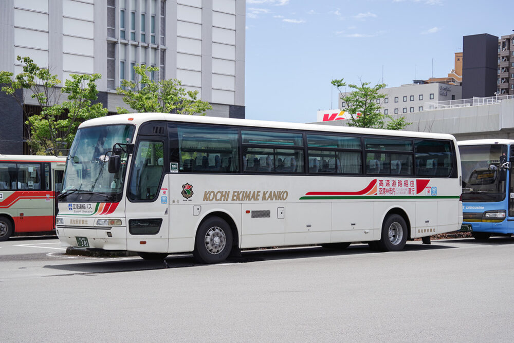 たまに古めの路線バス車両は見かけるけど……高速バスでも旧車が元気いっぱい走っている件