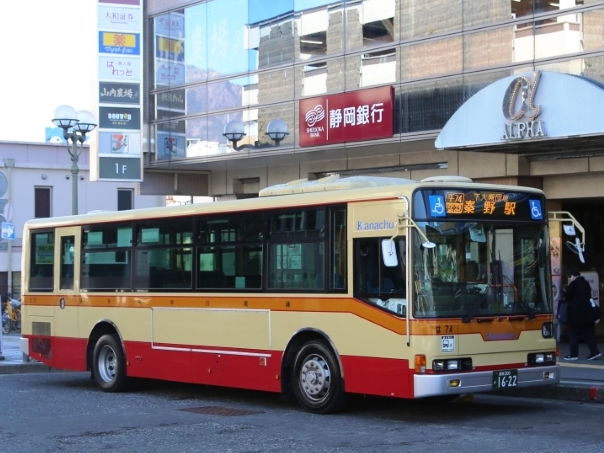 駅前には神奈中バスがたくさん停まっている