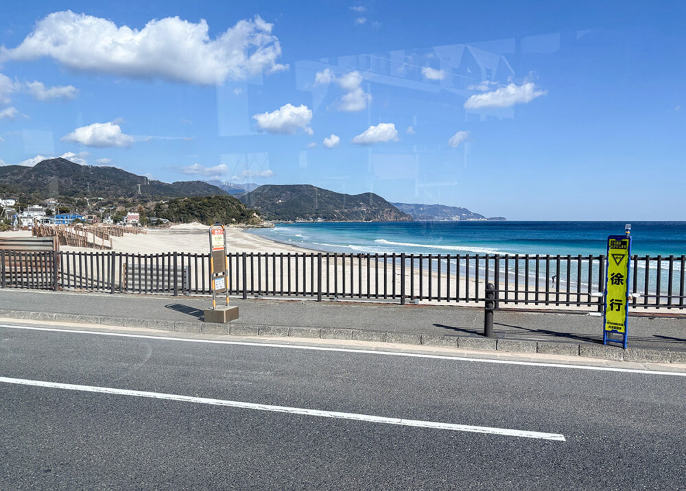 下田を発車して10分ほどで白浜海岸の前を通る