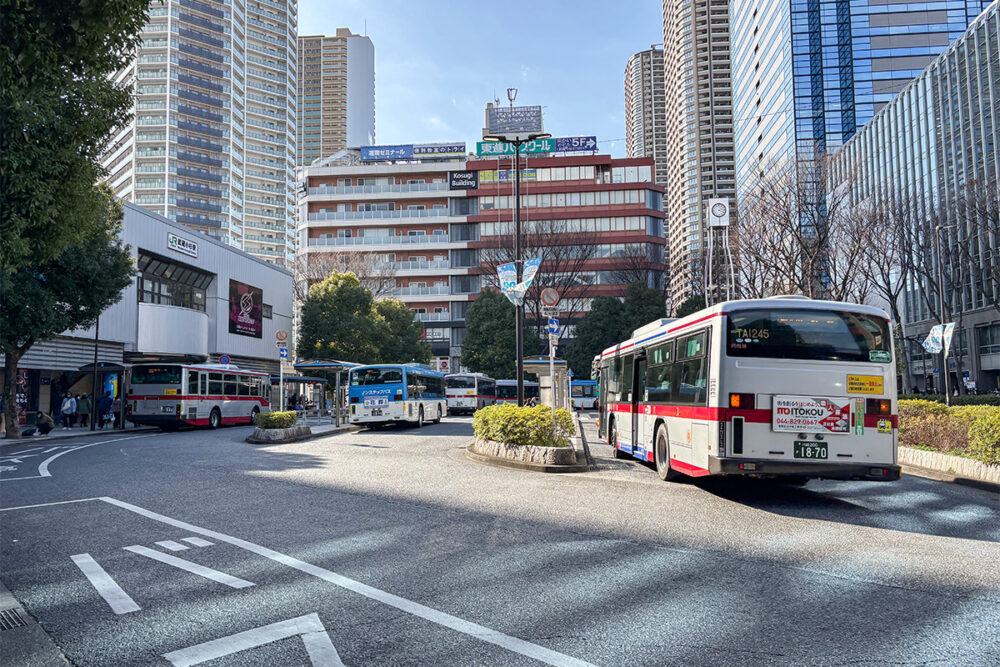 武蔵小杉駅北口。東急バスと川崎市営バスの要衝でもある