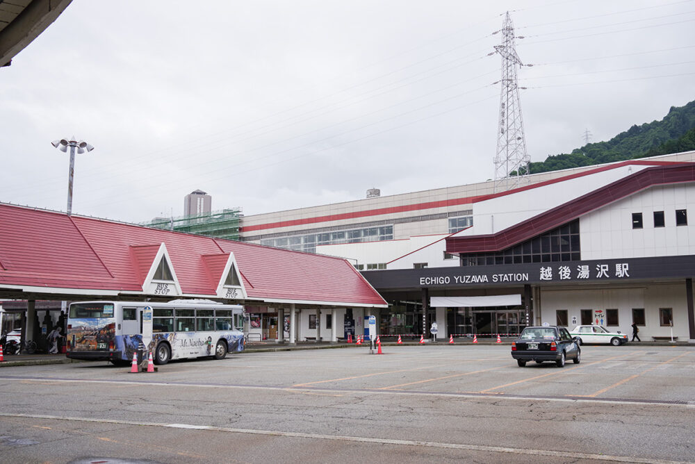 各方面へ向かう路線のバス停がまとまって置かれている越後湯沢駅東口