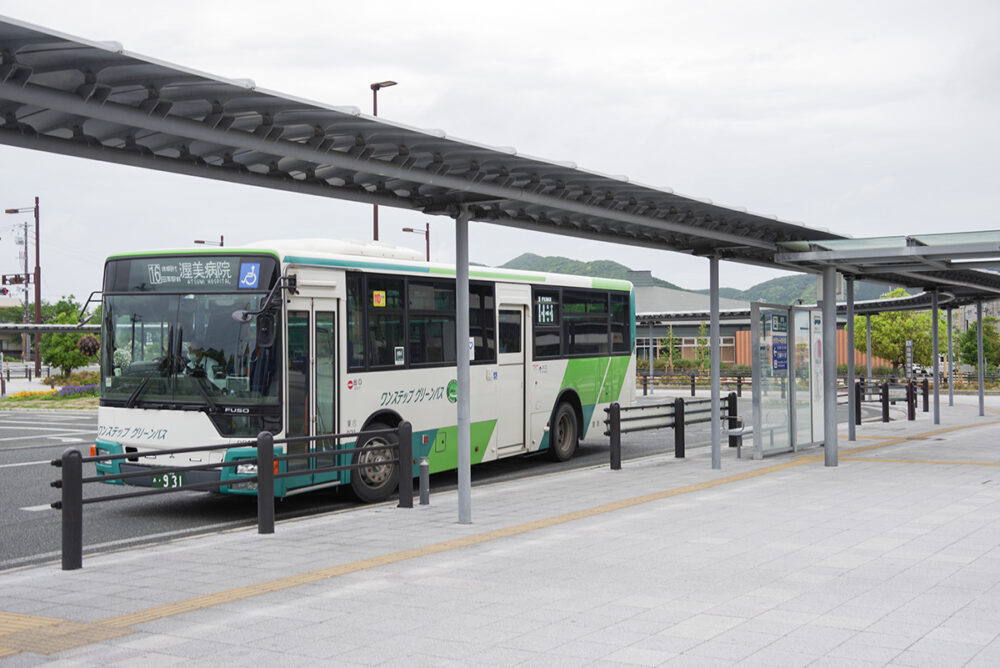 キレイに整備された三河田原駅のバス乗り場