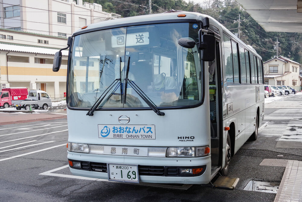 車内にぶら下がる後付けの方向幕が路線車色を強調