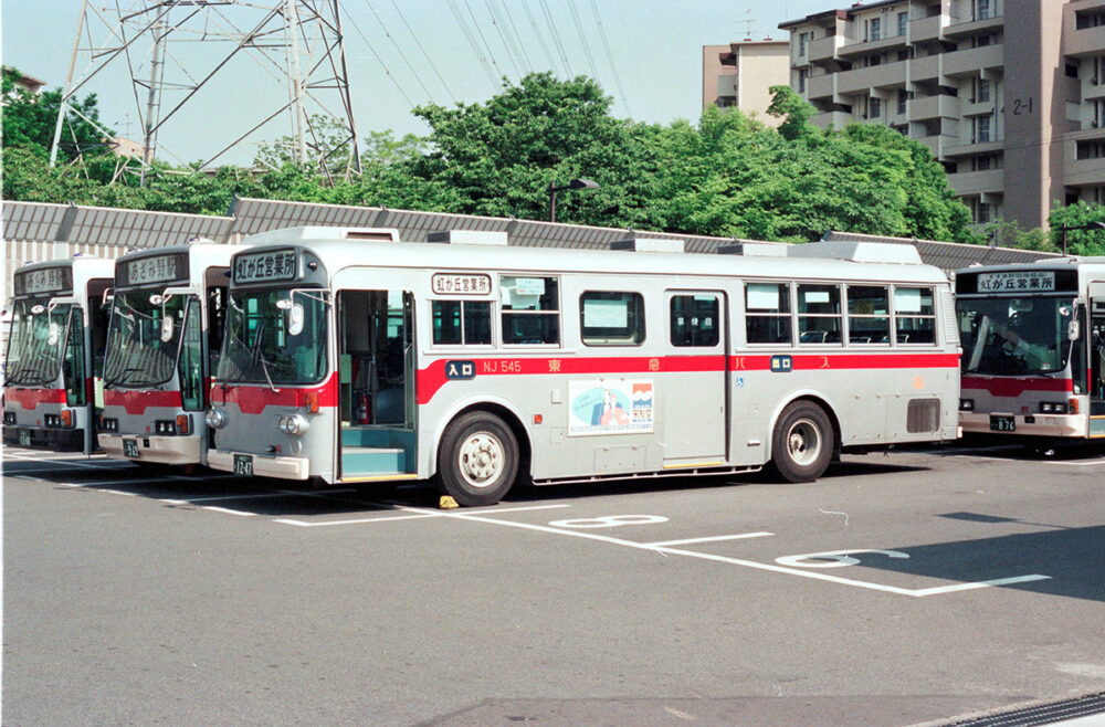 いすゞK-CJM470はキュービックバスのデビュー直前となる1983年製の車両。日吉営業所（当時）から移籍してきた