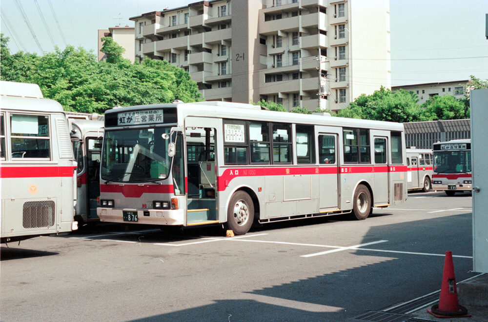 1989年新製配置のいすゞP-LV318N。中・後ドアが引き戸となっている