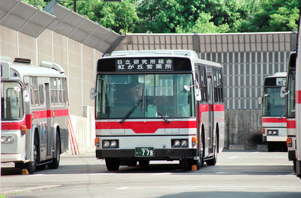 1988年に1台だけ導入された前・中ドアの日野P-HT233BA