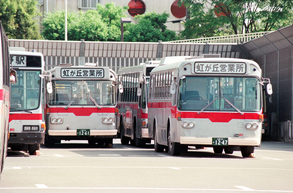 目黒営業所から転属してきた1980年製の日野K-RC381（左）といすゞK-CJM470（右）。転属してきた車両も多かった