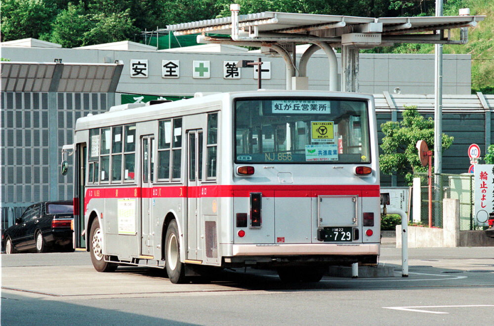 後部から見た最初期型3ドア車。後の増備車から中・後2つのドアは引き戸となっている