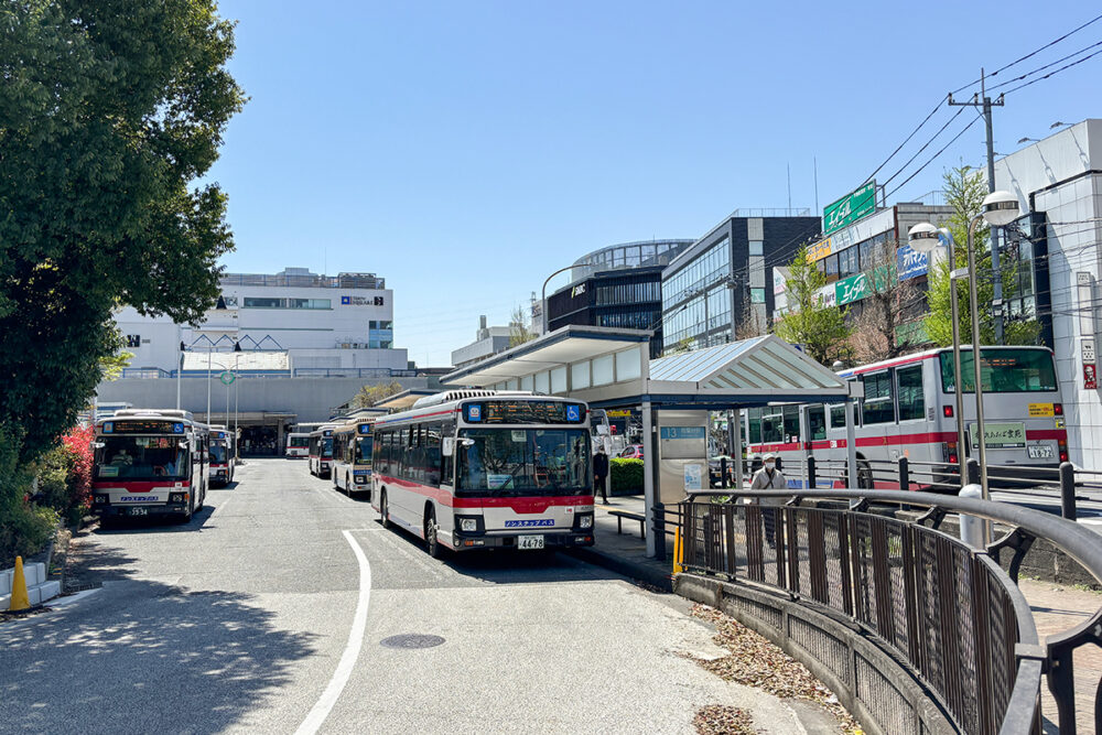 青葉台駅前バスターミナル。2025年3月の時点で同地を出入りする神奈中バスはレアキャラ