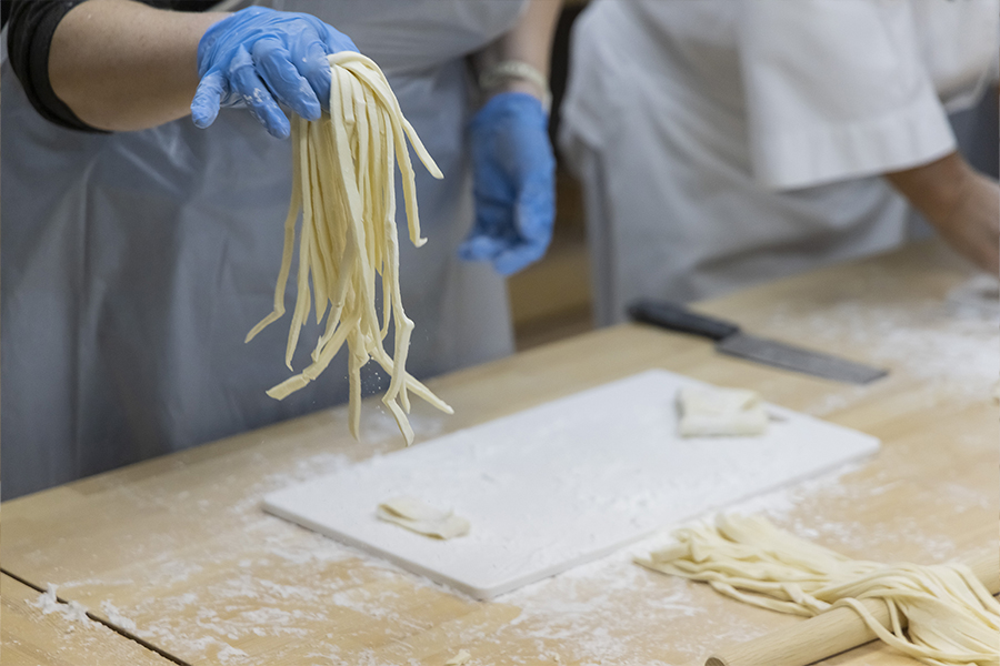 高松では誰もが必ず食べる讃岐うどん！