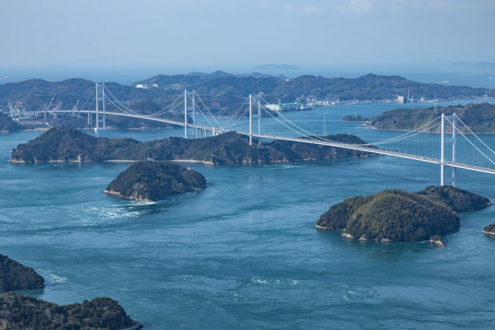 瀬戸内海に架かる橋も魅力の一つ