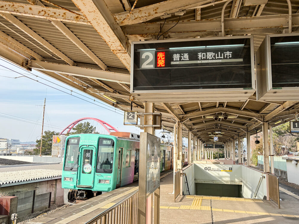 乗車時間わずか4分で和歌山港に到着。パタパタする案内表示がアツい