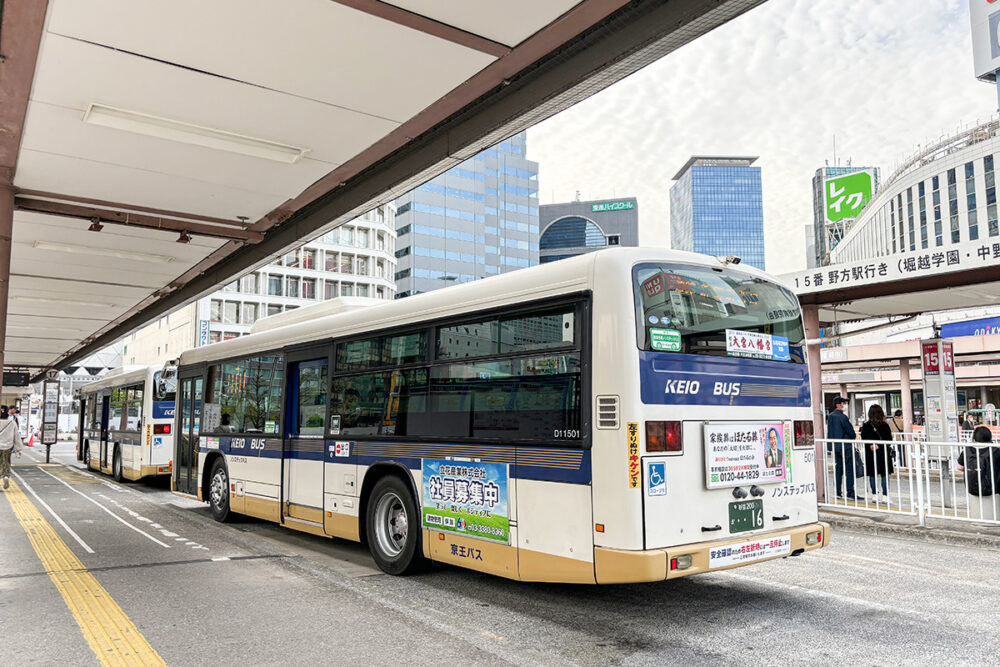 最近のバス車両のほとんどが12V×直列2個のバッテリーを積んでいる