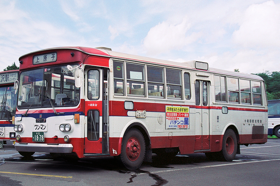 いすゞ BU10。自社発注、前後ドアの大型一般路線車で、中折戸仕様。側面方向幕は中扉上の幕板部に設置されているが、前乗り・前降りで使用されていた