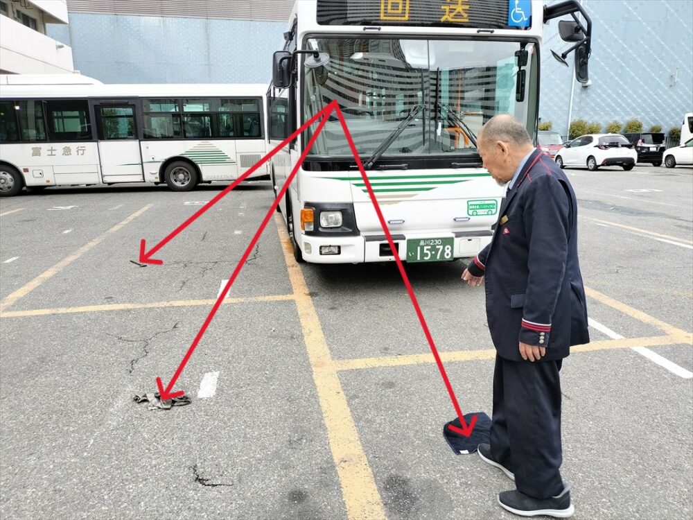 矢印の位置は運転士には見えない場所なので立ったり歩いたりしないで！