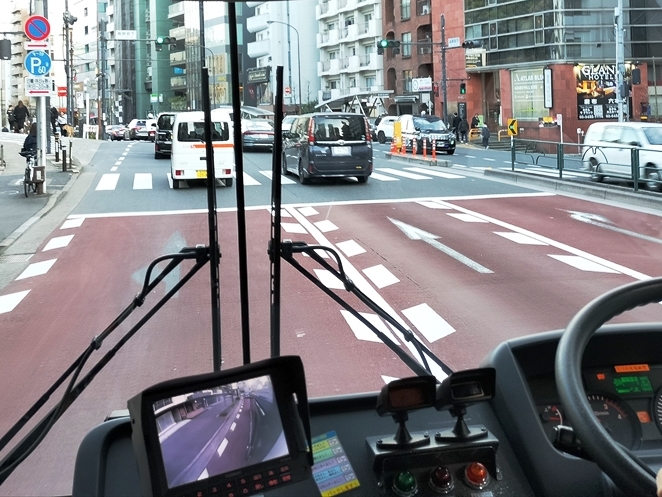 左ウインカーを出すとモニターにバスの左側の映像が出るのでミラーと併用して確認する