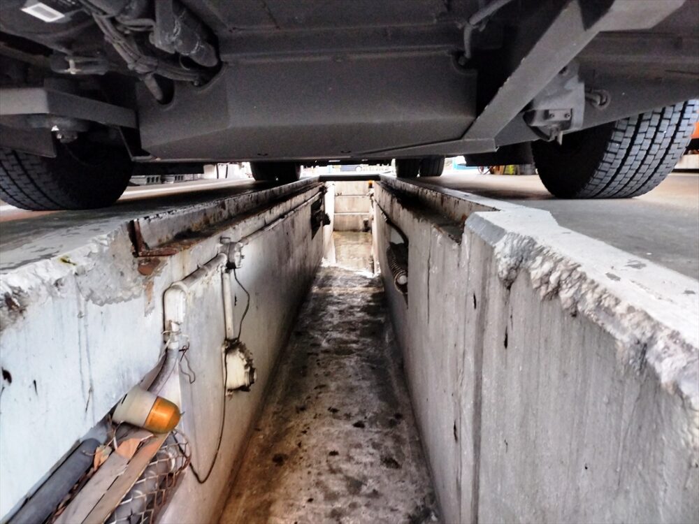 運転士が必要に応じて下回りを点検できるようになっているが異常があれば整備場へ回して整備士に委ねる