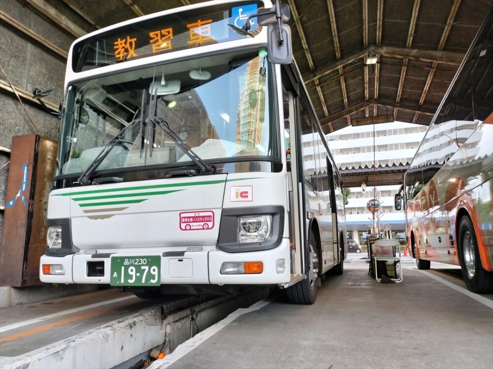 入庫の際に必ず通る点検用の「地下壕」は小さい車両ほど幅が狭いので怖い