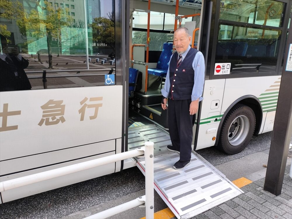 ターミナル駅の停留所で車いす用スロープを出す位置に停車させる大森教官