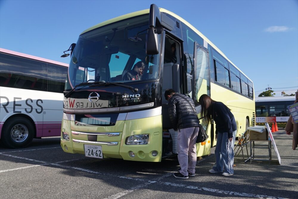 日野が回送してきた八王子ナンバーのセレガ