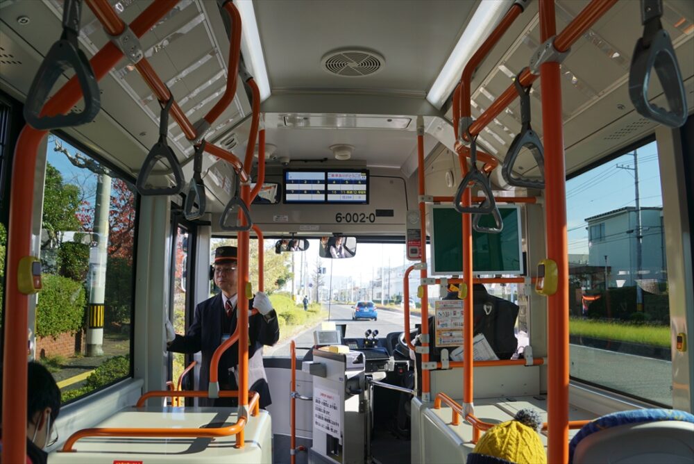 静かなEV車の車内