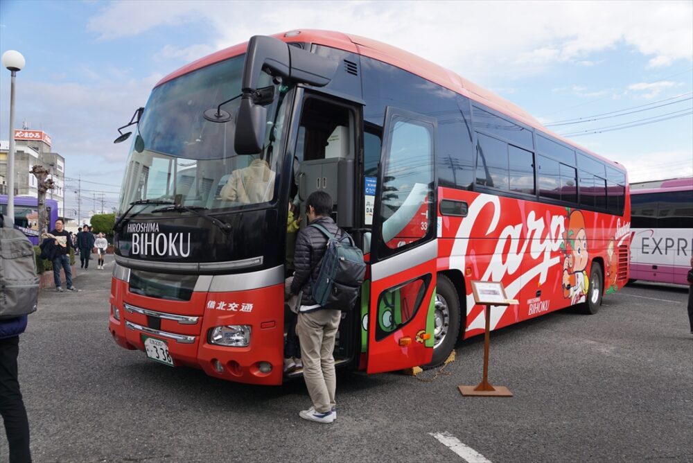 カープ仕様の備北バス