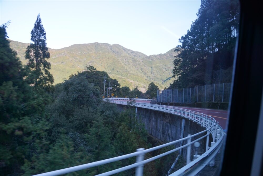 山間の道を走るのは楽しい