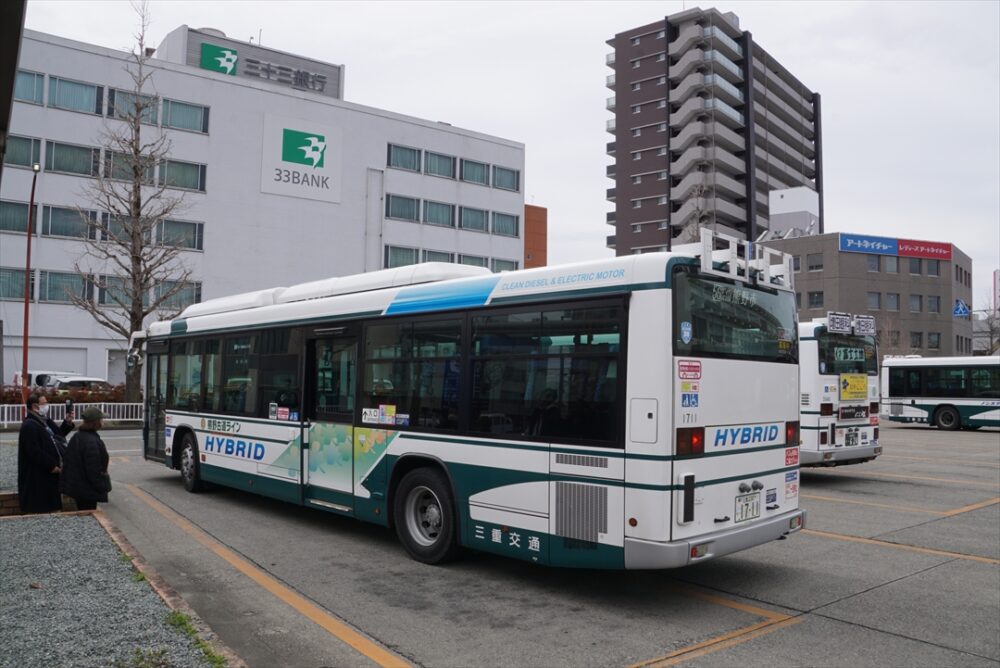 報道機関も駆けつけ発車を見守った