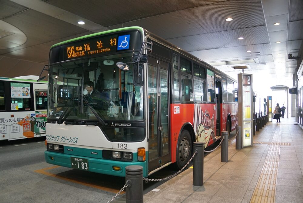 豊橋駅に停車中の豊鉄バスエアロスター