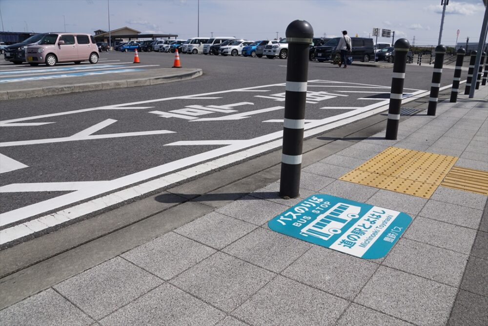 ポールがないけどバス停？