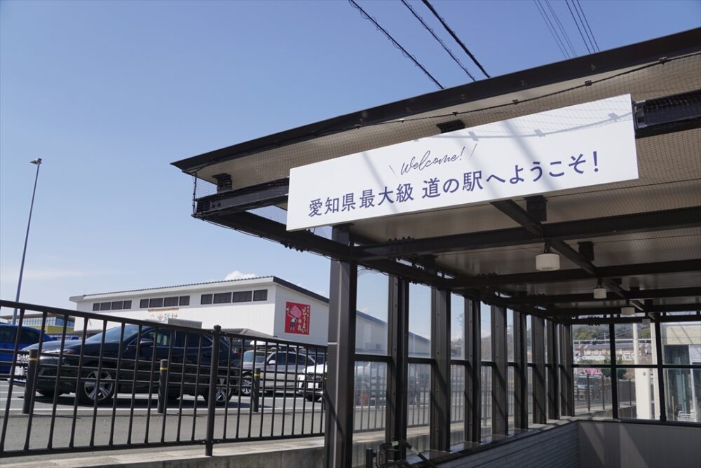 地下道の入り口でありバス停の待合室ではない