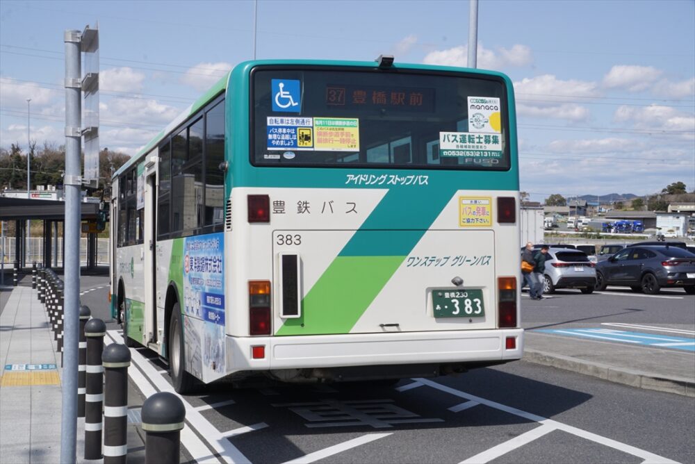バスが停車すると道路をふさぐのでバスベイ設置が望ましいところだが…