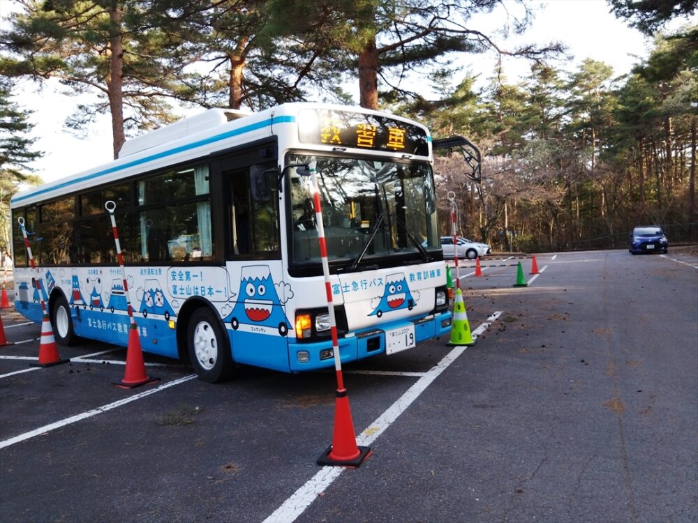 ギリギリの幅で設置されたクネクネ通路を通過する
