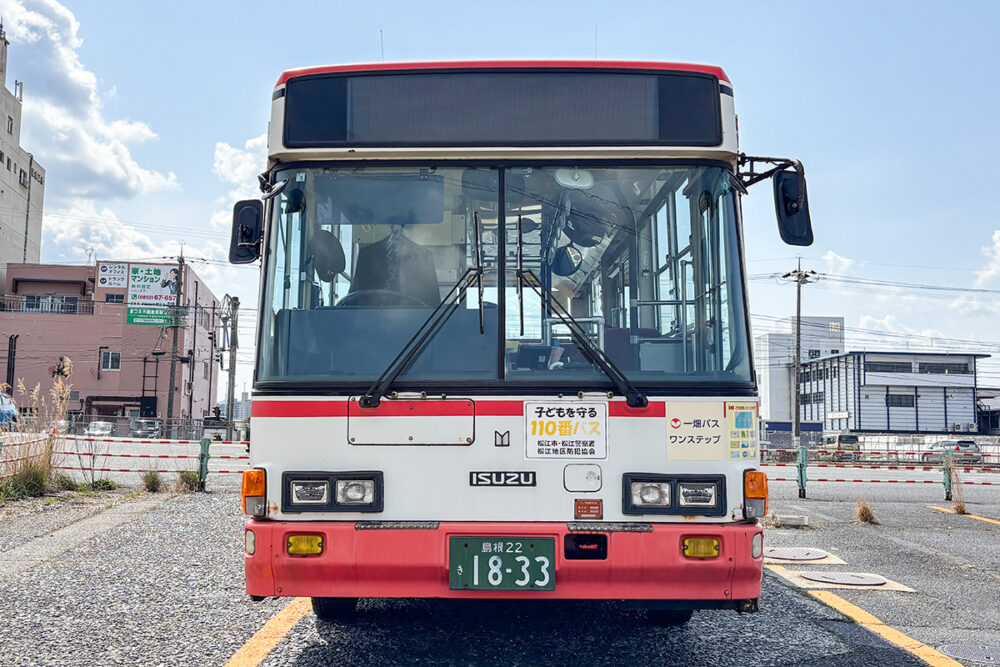 ジャーニー前面。「いすゞ車の目」とでも呼べそうな角型4灯ライトが目立つ