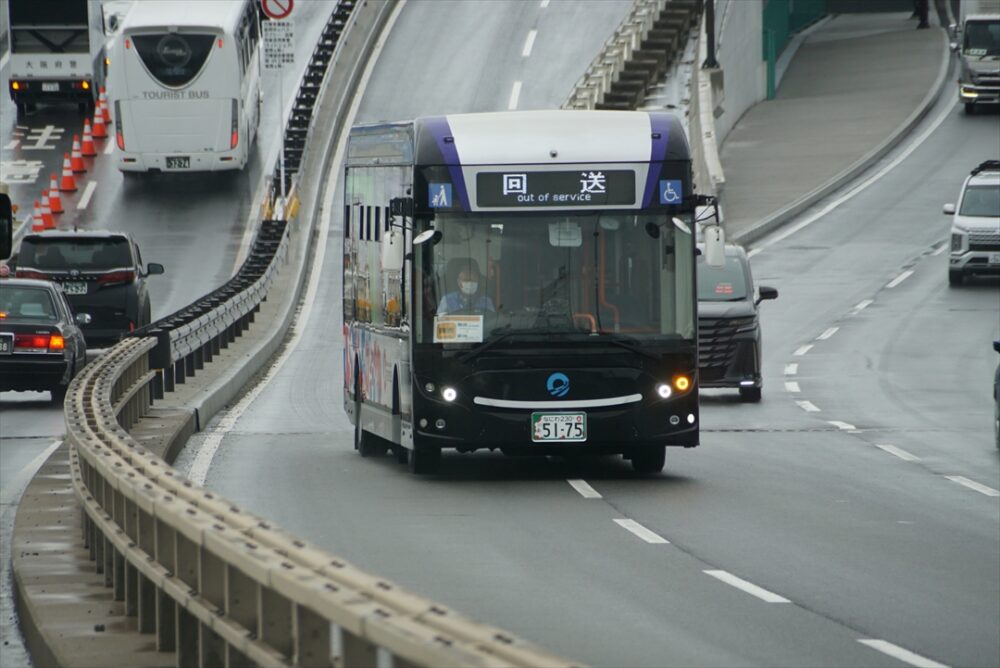 音もなく走るEV車