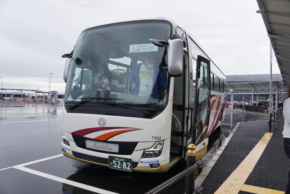 会場に到着した近鉄バス