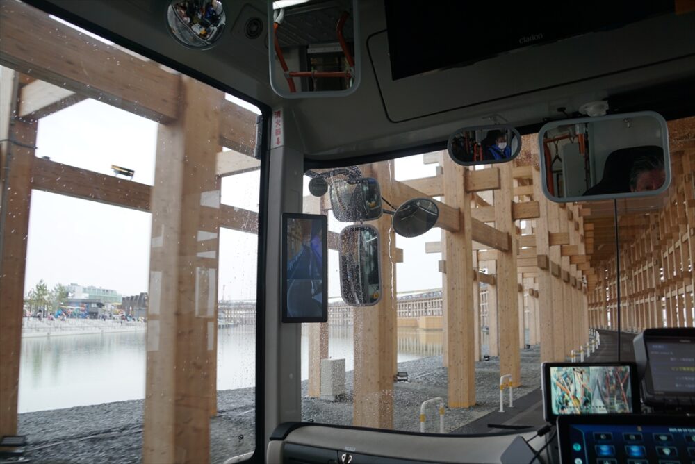伝統的手法の建築物の中を走るのは乗車の楽しみの一つ