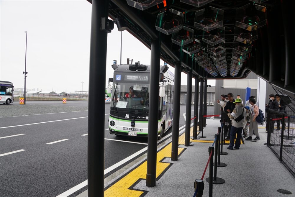 センサー満載の自動運転バス